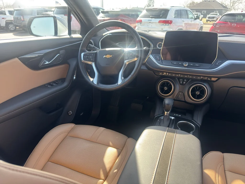 Used 2025 Iridescent Pearl Tricoat Chevrolet Premier image 19