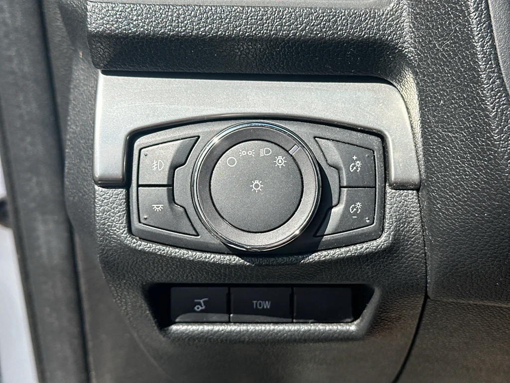 Used 2018 White Platinum Metallic Tri-Coat Ford XLT image 25