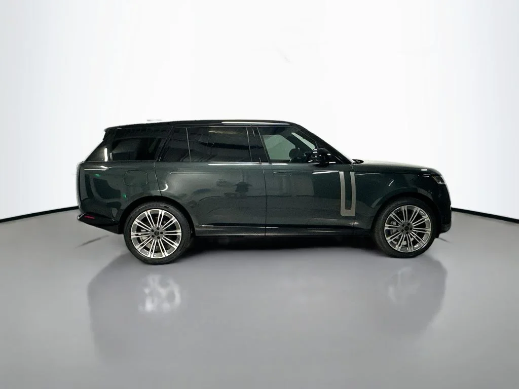 New 2026 Belgravia Green Metallic Land Rover SE image 8