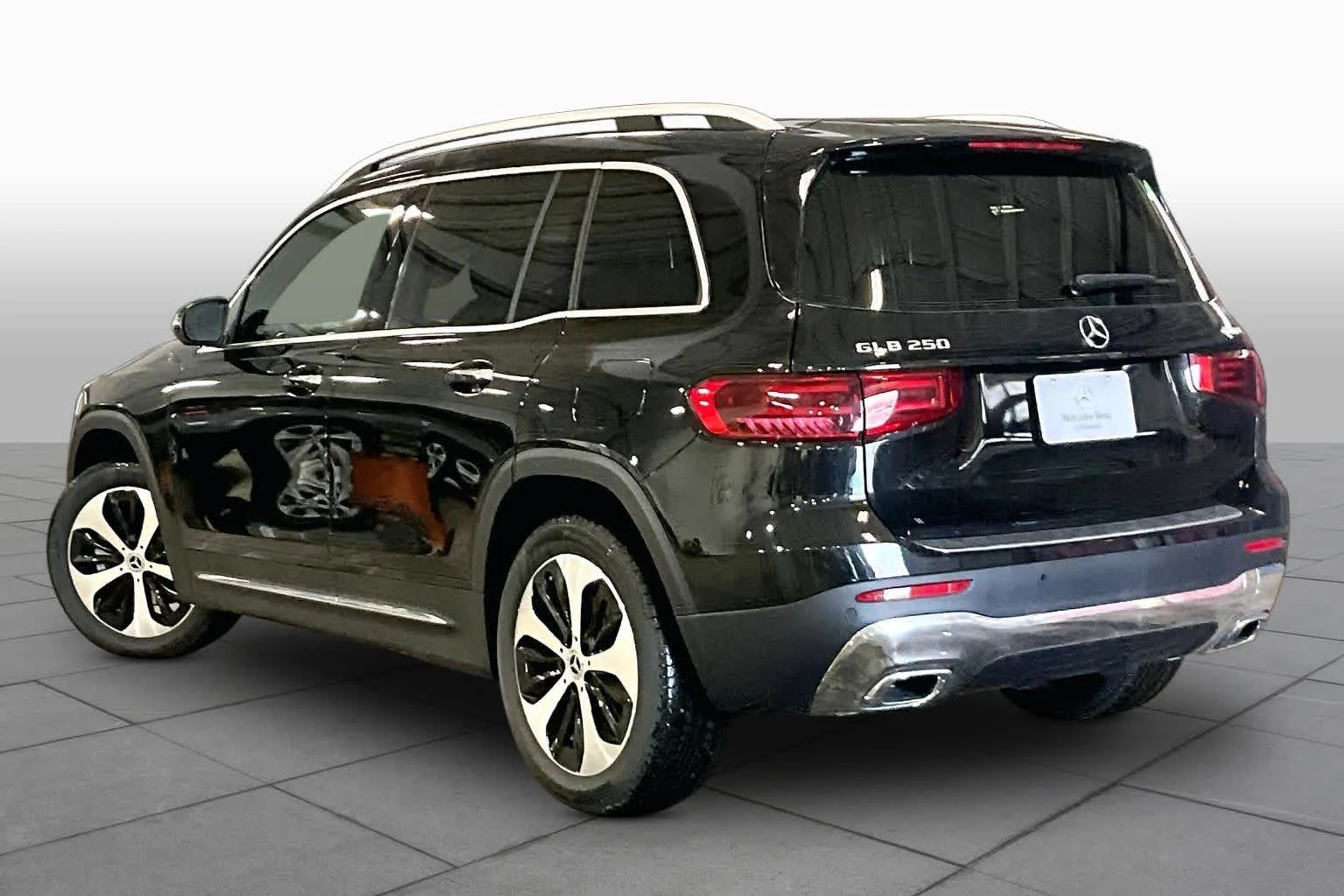 New 2026 Night Black Mercedes-Benz GLB 250 image 4