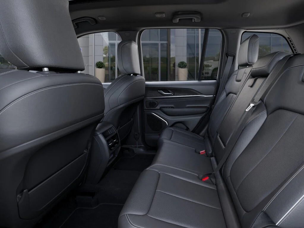 New 2026 Diamond Black Crystal Pearl-Coat Exterior Paint Jeep Limited image 23