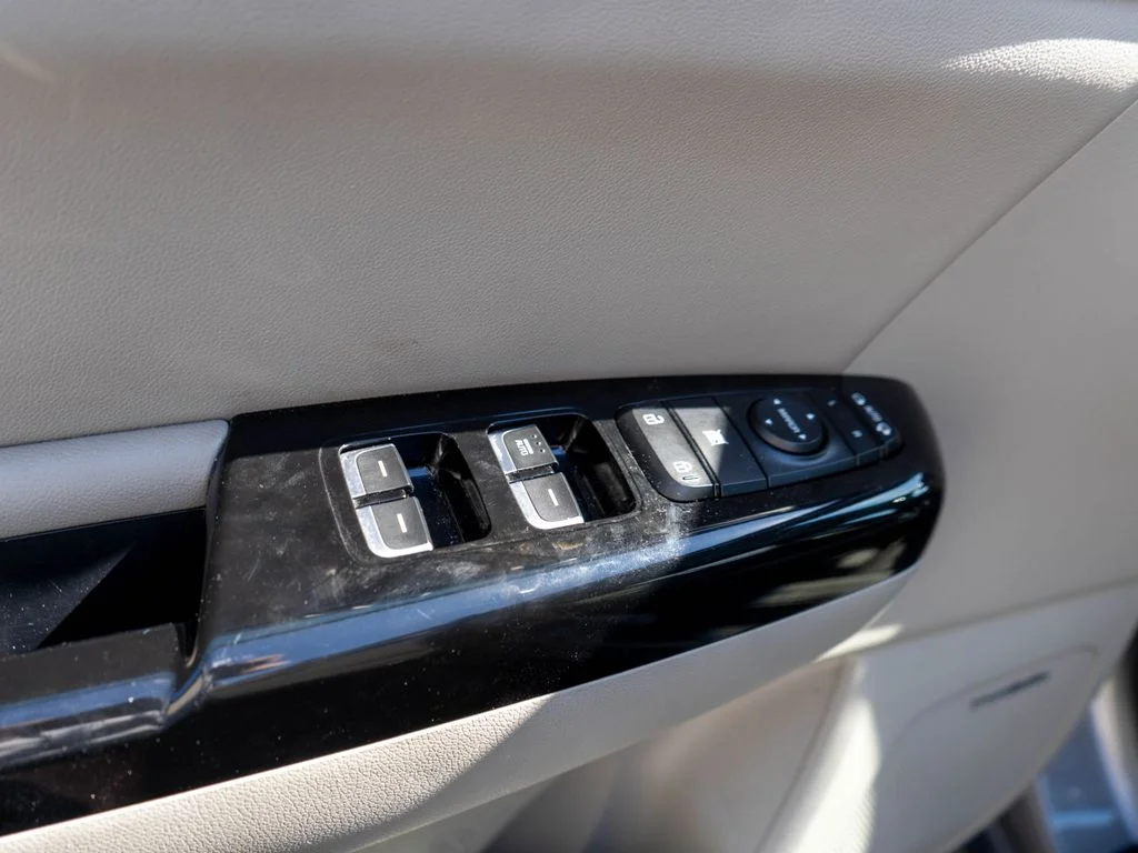 Used 2018 Silver Kia EX image 26