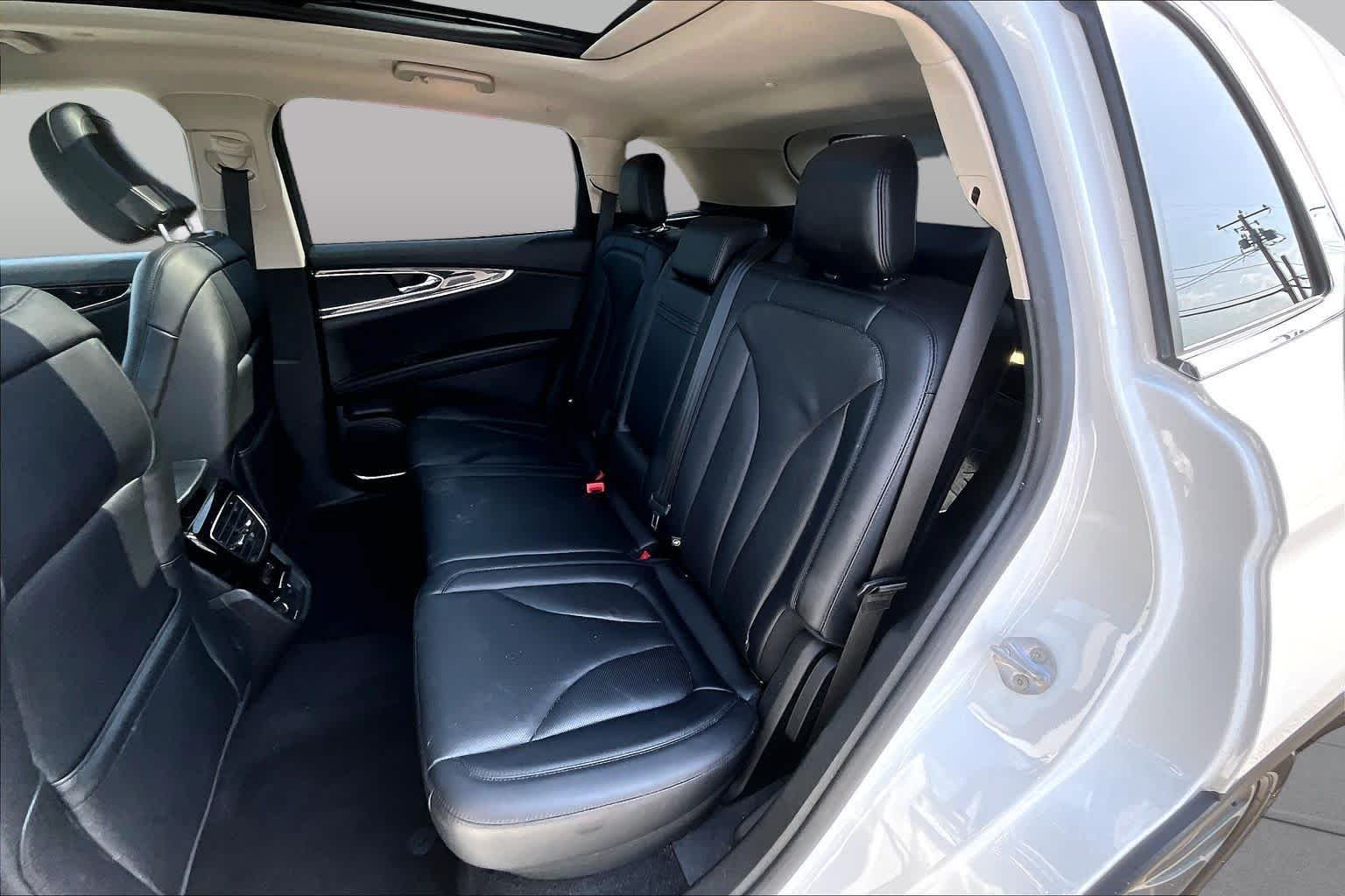 Used 2022 Pristine White Lincoln Reserve image 19