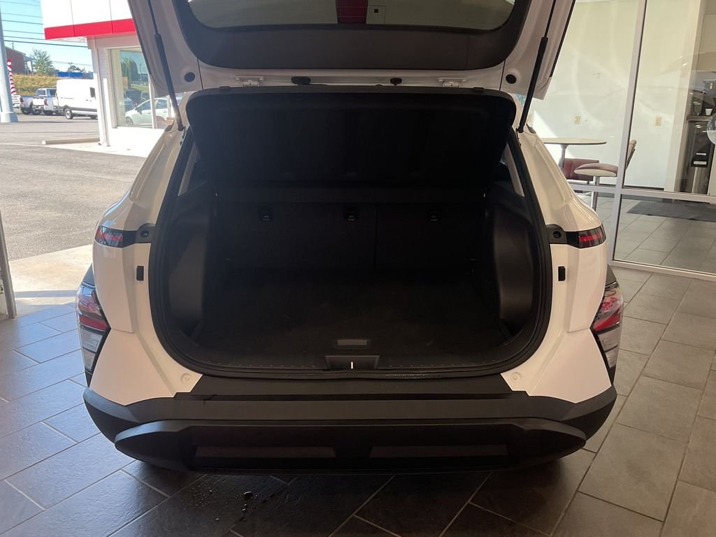 Used 2025 White Hyundai SEL image 9