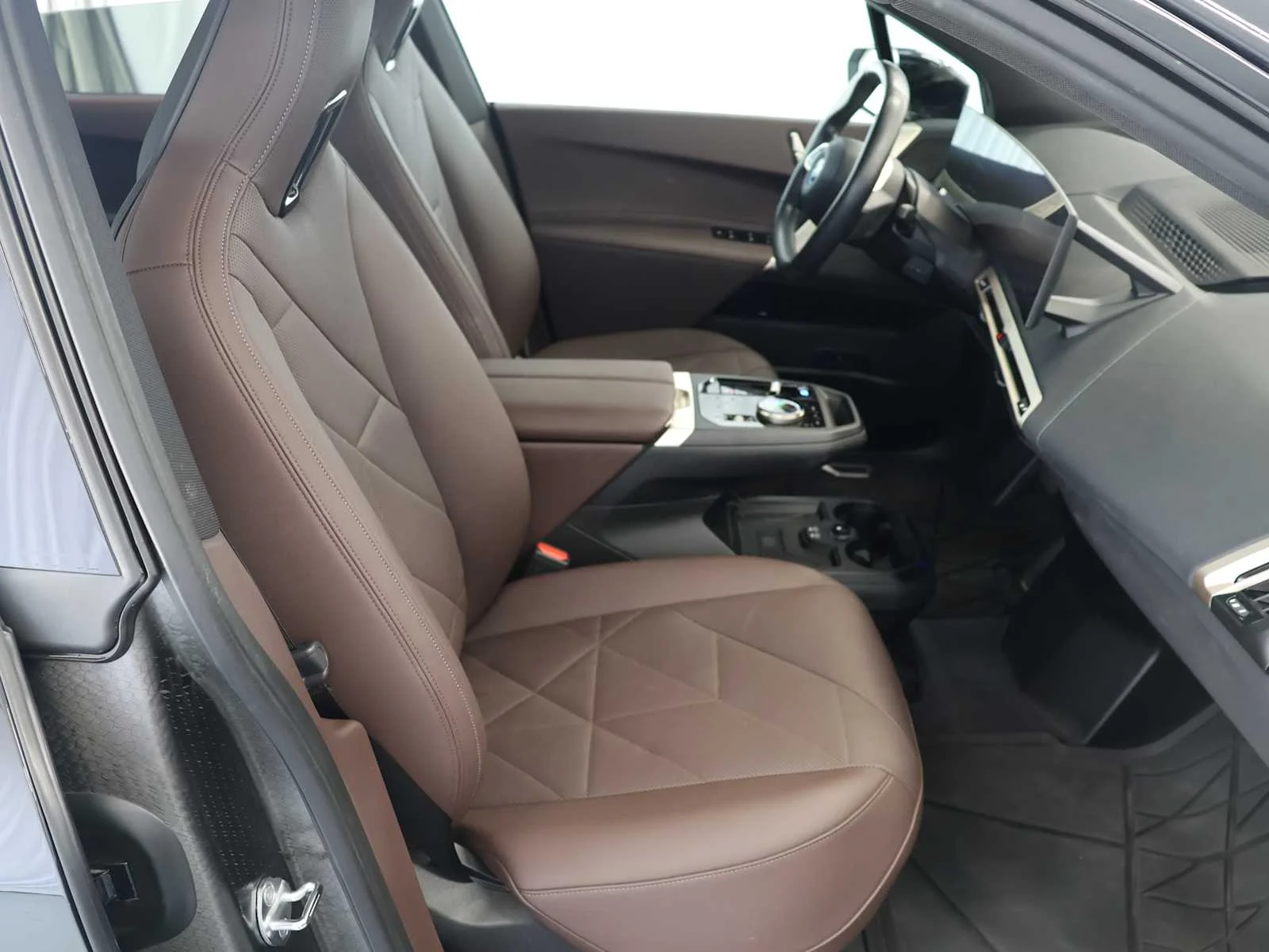 Used 2023 Black Sapphire Metallic BMW xDrive50 image 15