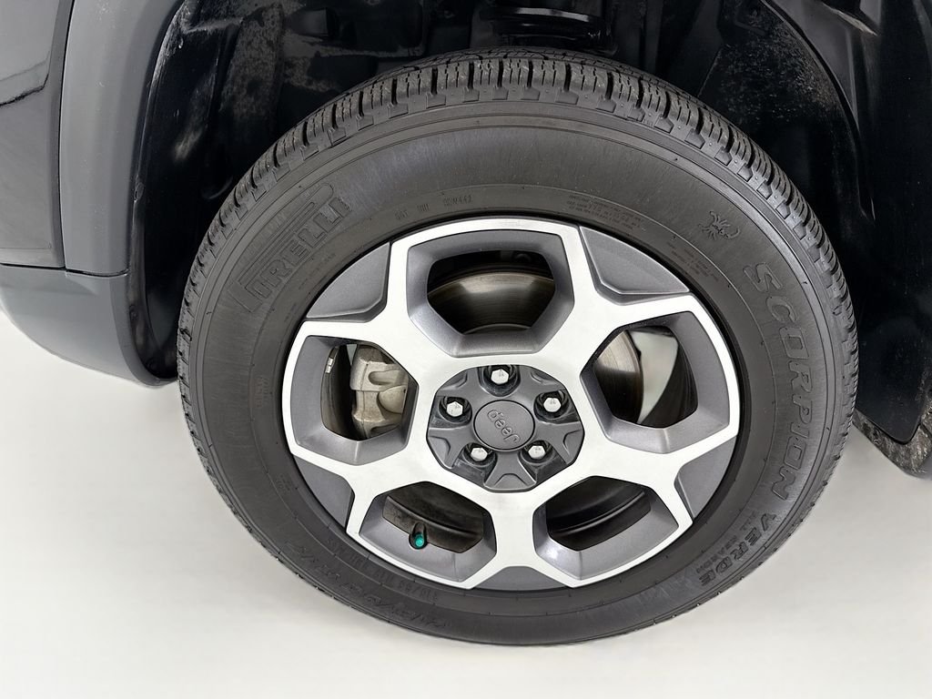 Used 2022 Diamond Black Jeep Trailhawk image 29