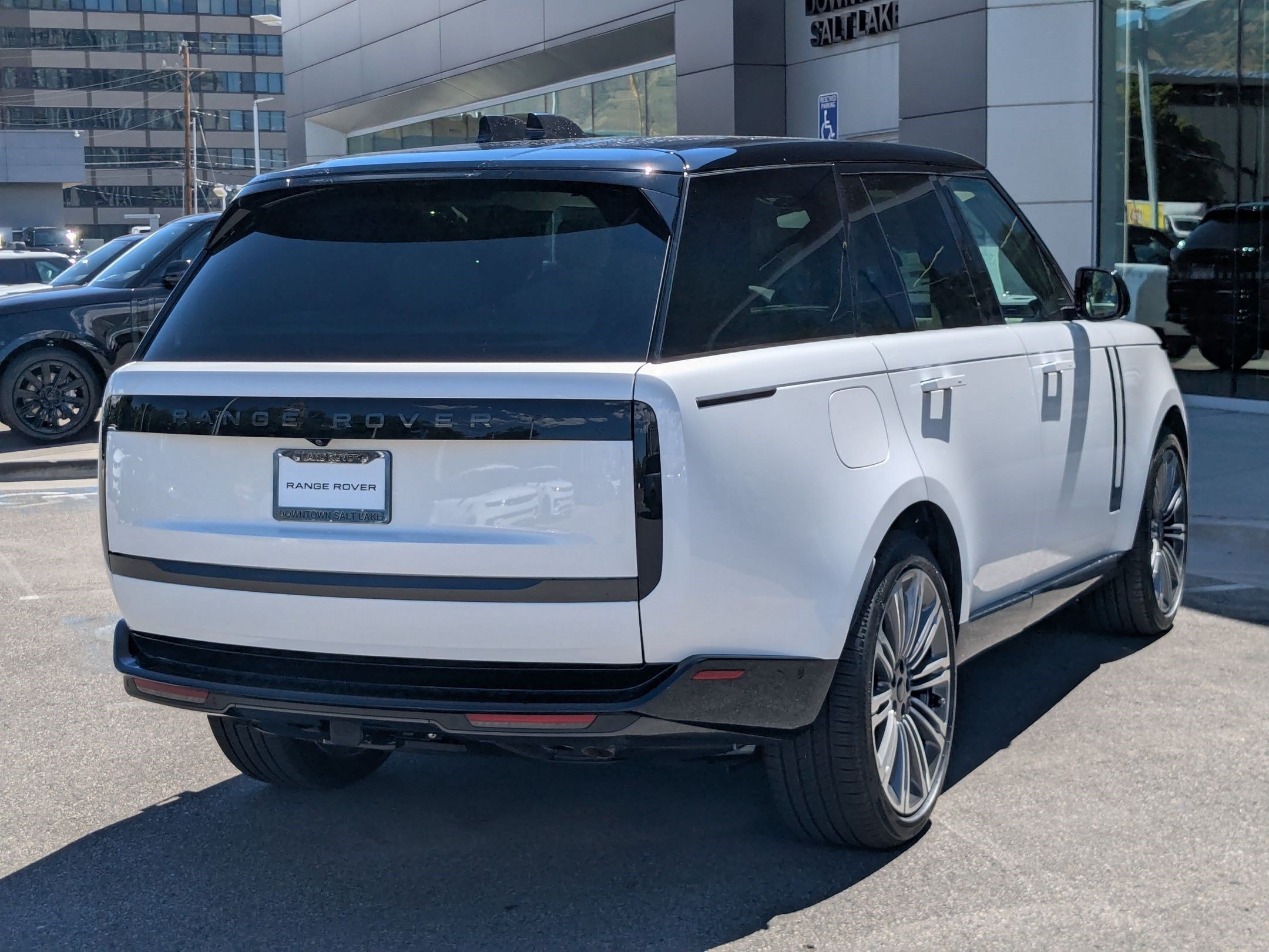 New 2026 Ostuni Pearl White Land Rover P530 SE image 5