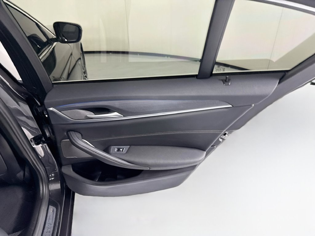 Used 2022 Dark Graphite BMW 530e iPerformance image 28