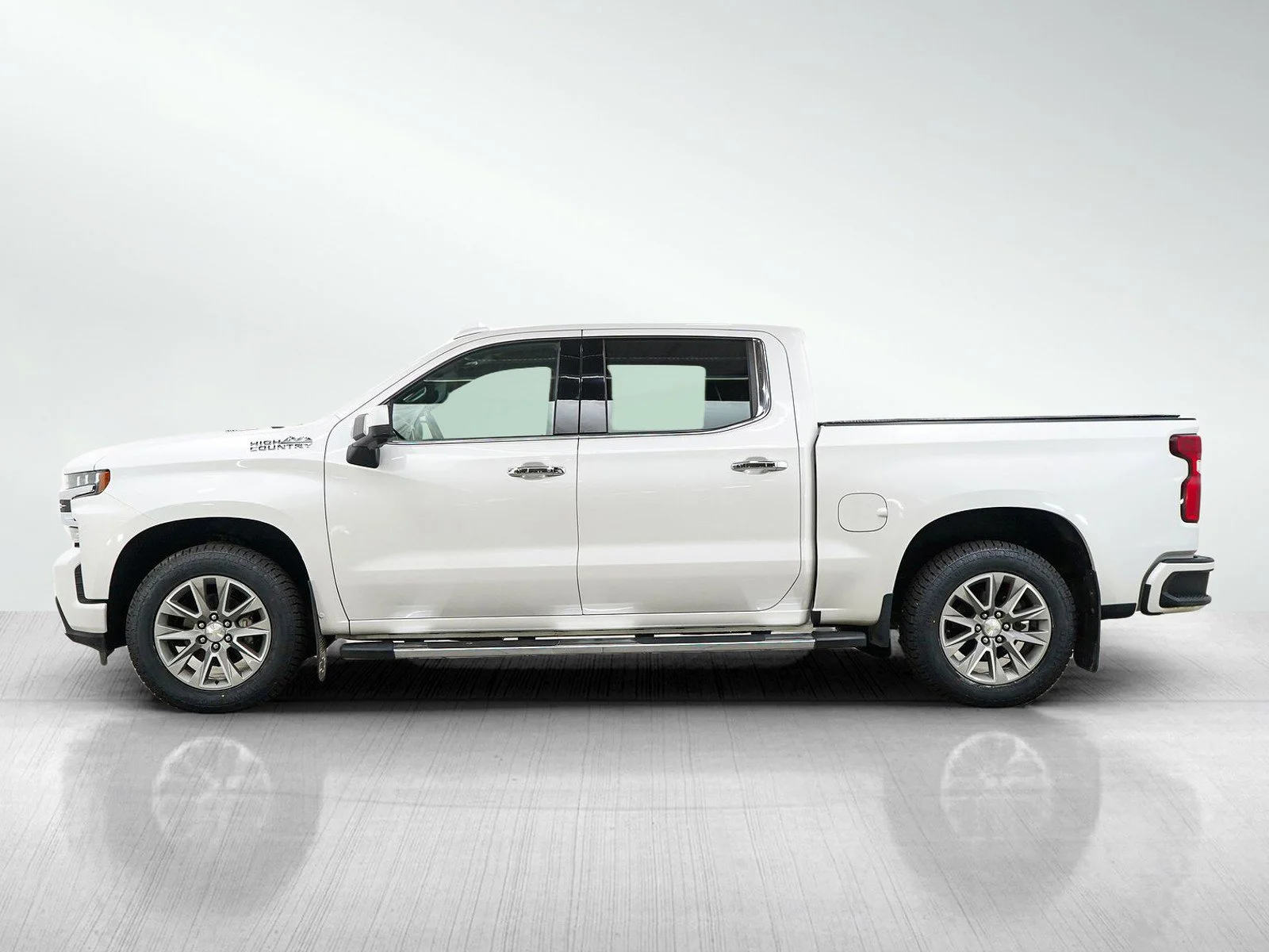 Used 2021 Chevrolet Silverado 1500 High Country with VIN 1GCUYHET9MZ300780 for sale in Bloomington, Minnesota
