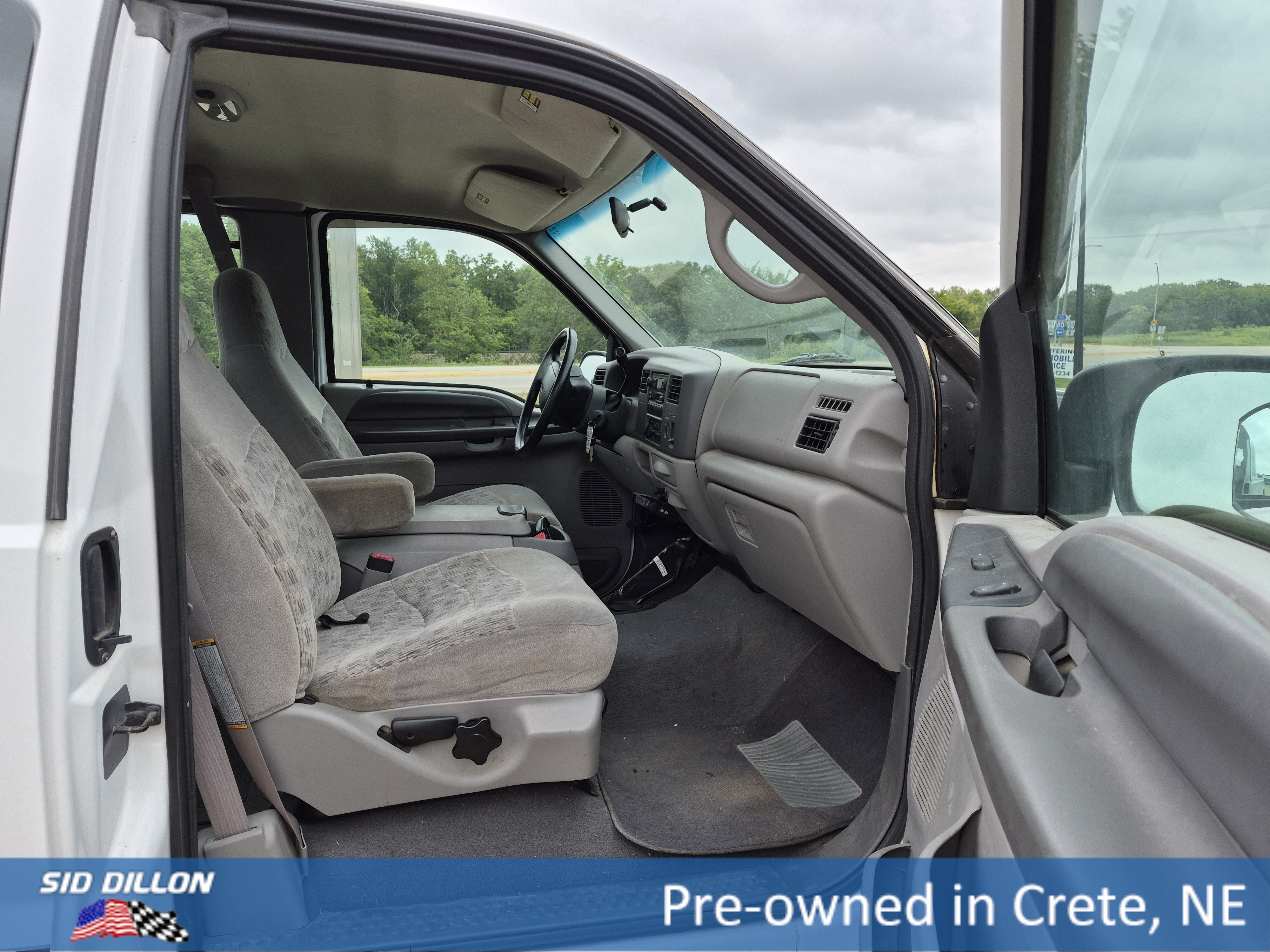Used 1999 Off White Ford XL image 3