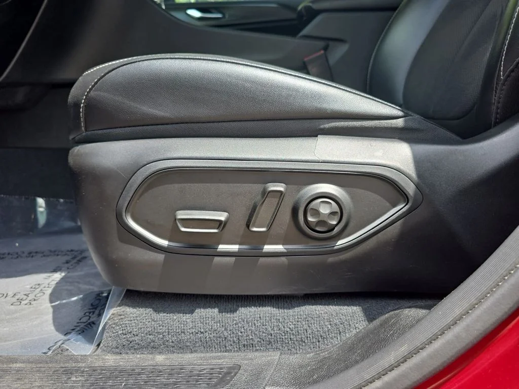 Used 2023 Red Jeep Altitude image 29