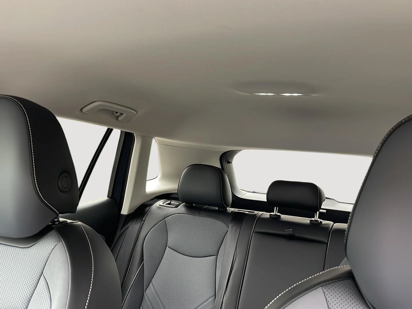 New 2026 Platinum Gray Metallic Volkswagen SE image 30