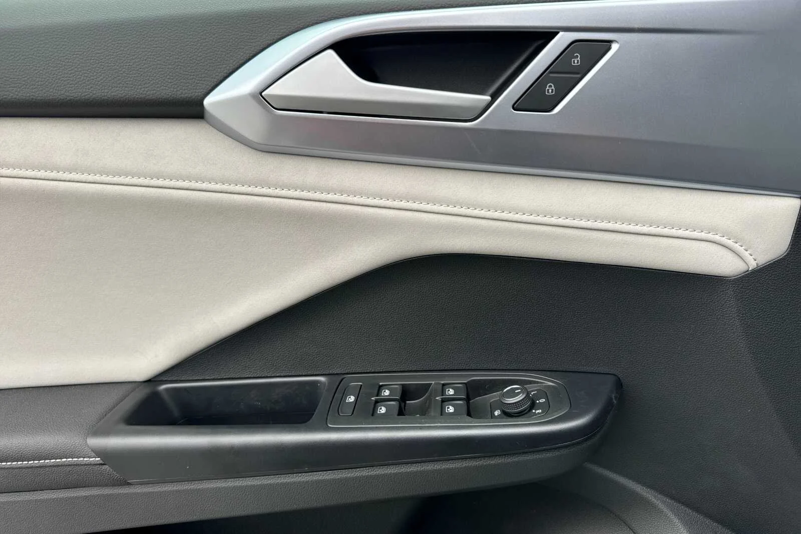 New 2026 Silver Volkswagen 1.5T SE image 11