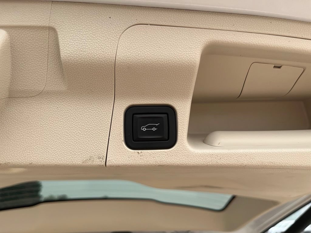 Used 2023 White Frost Tricoat GMC Denali image 9