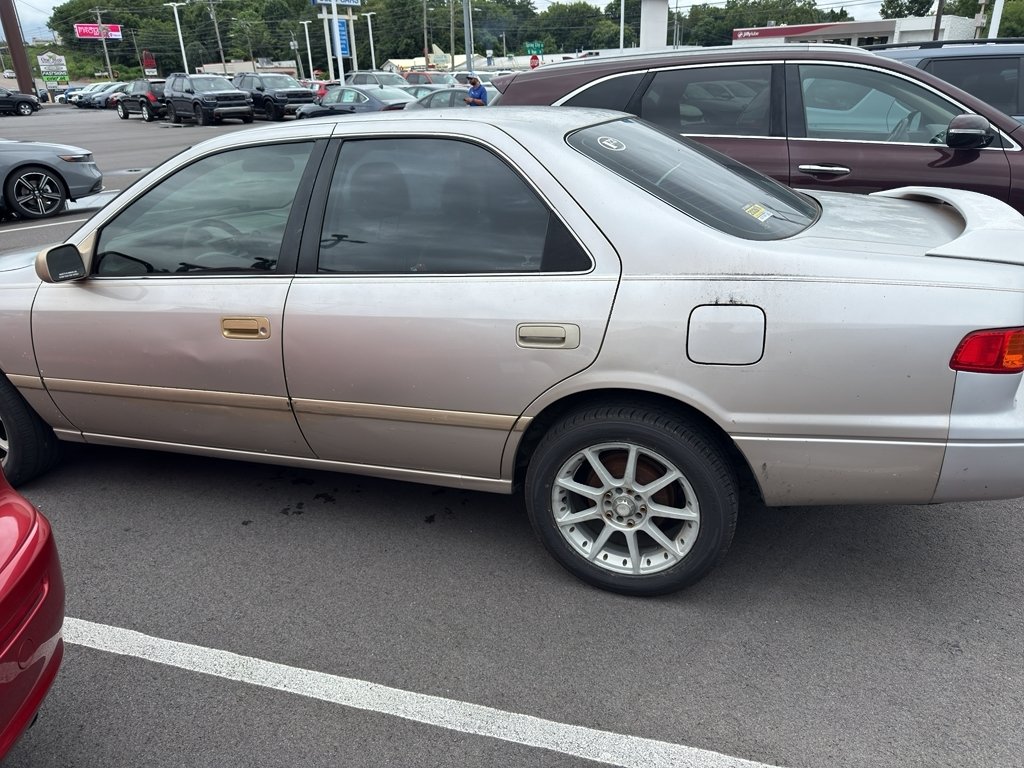 Used 2000 Cashmere Beige Metallic Toyota LE image 3