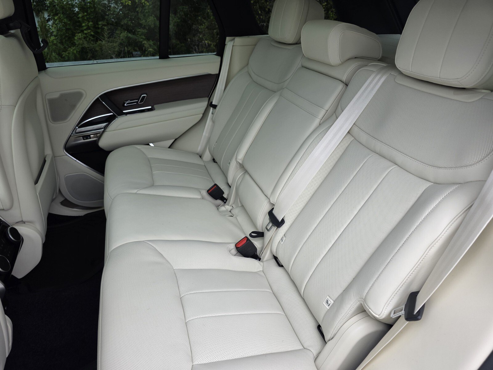 New 2026 Fuji White Land Rover P400 SE image 13