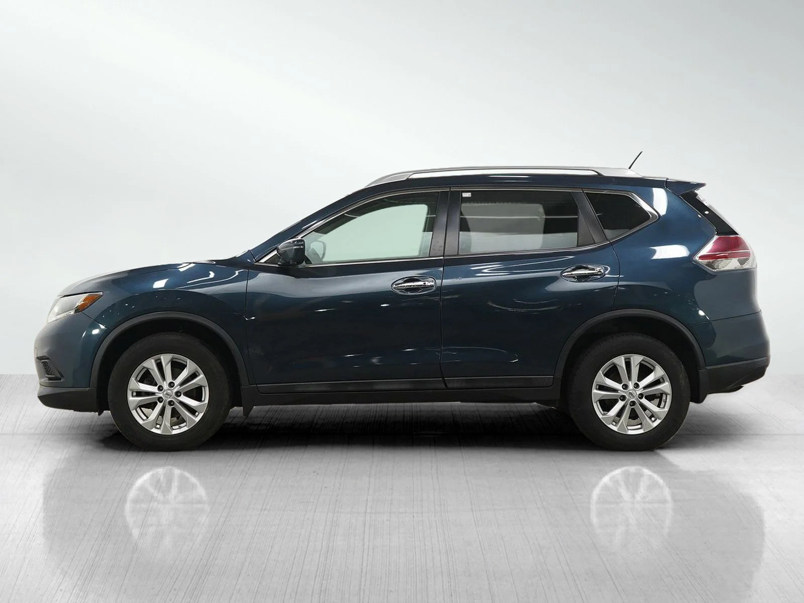 Used 2016 Nissan Rogue SV with VIN 5N1AT2MV0GC745705 for sale in Burnsville, Minnesota