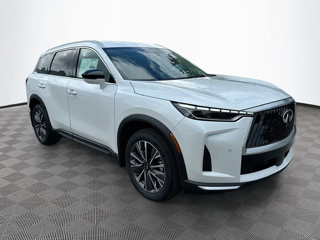 New 2027 RADIANT WHITE INFINITI Luxe FWD image 3