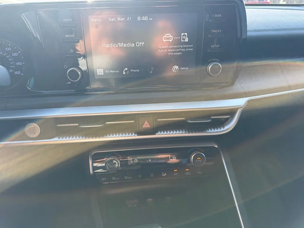 Used 2021 White Kia LXS image 18