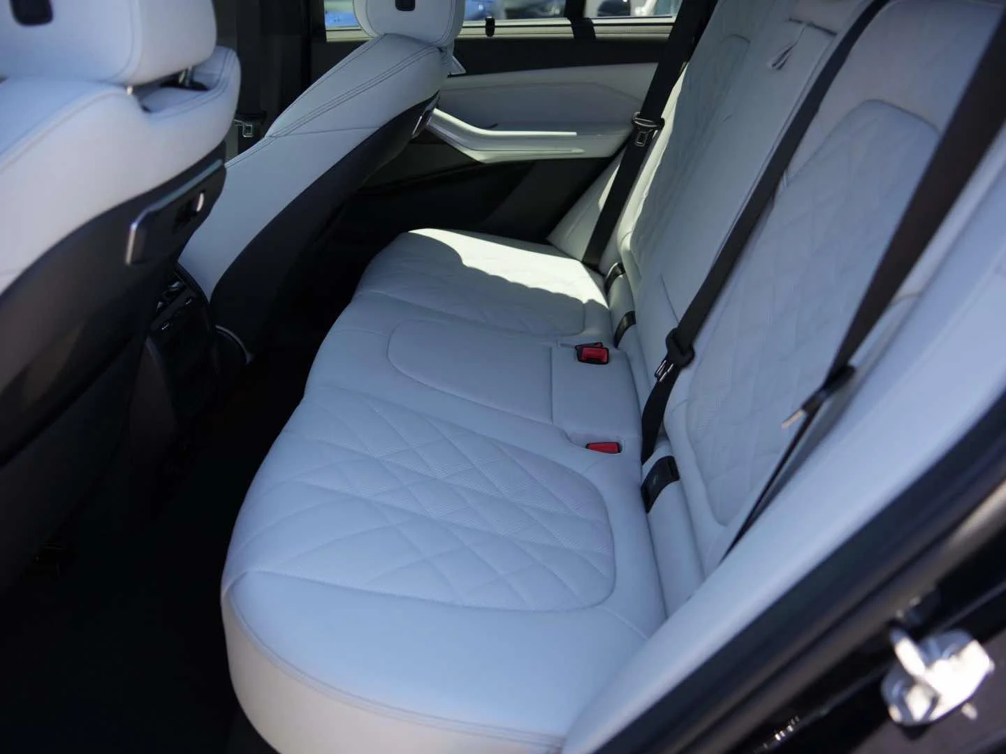 New 2026 Carbon Black Metallic BMW sDrive40i image 10