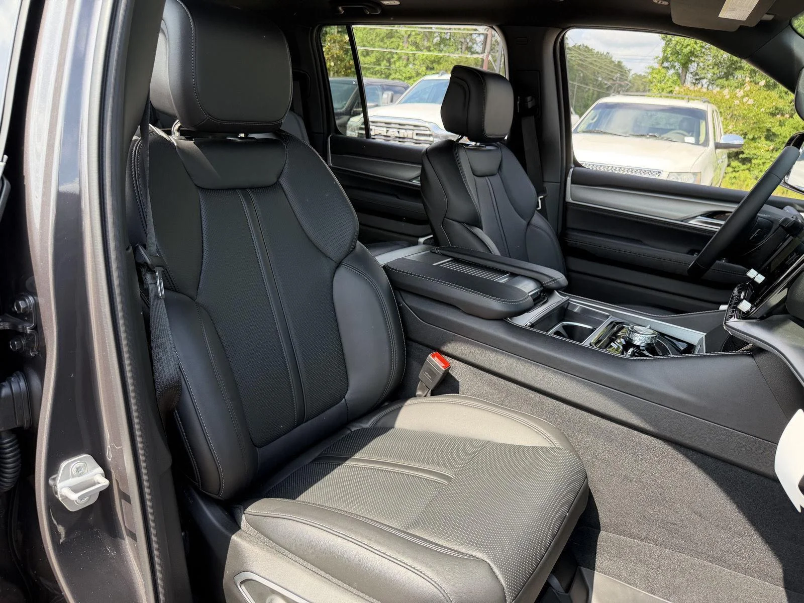 New 2026 Baltic-Gray Metallic Clear-Coat Exterior Paint Jeep Upland image 21