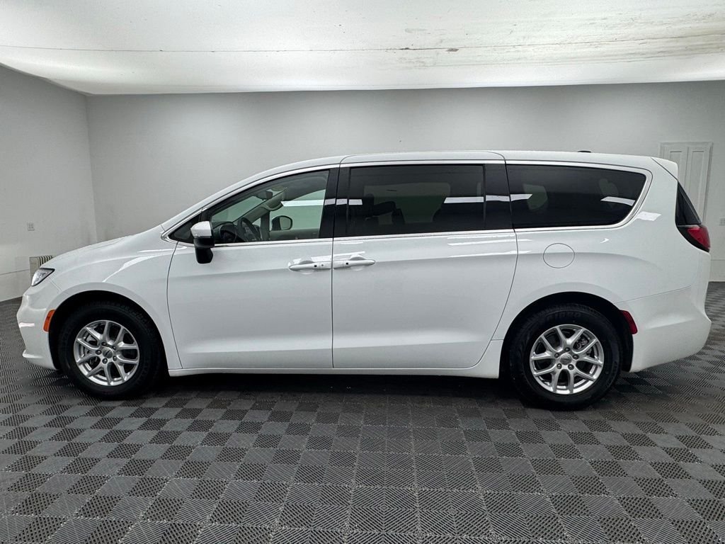 Used 2023 Bright White Clearcoat Chrysler Touring L image 12