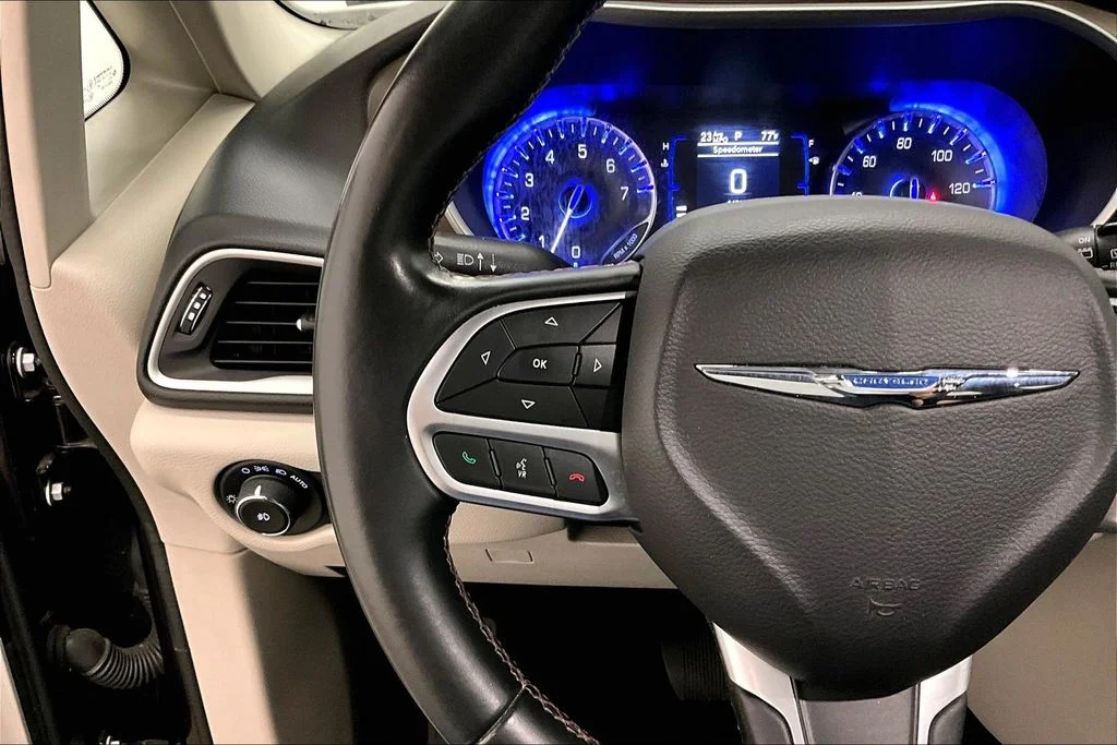 Used 2018 Red Chrysler Touring L image 11