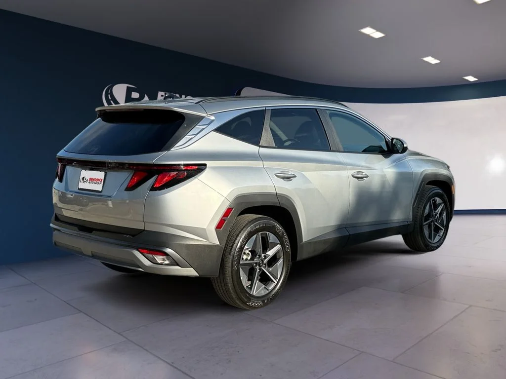 Used 2025 Silver Hyundai SEL image 5