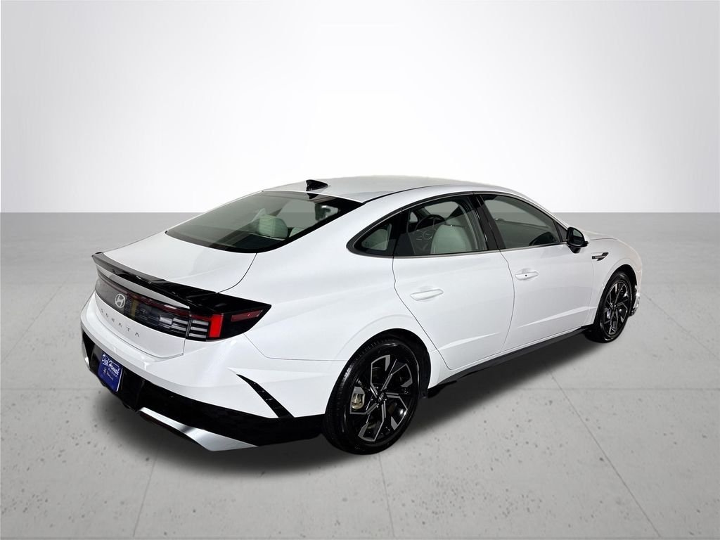 Used 2025 White Hyundai SEL image 6