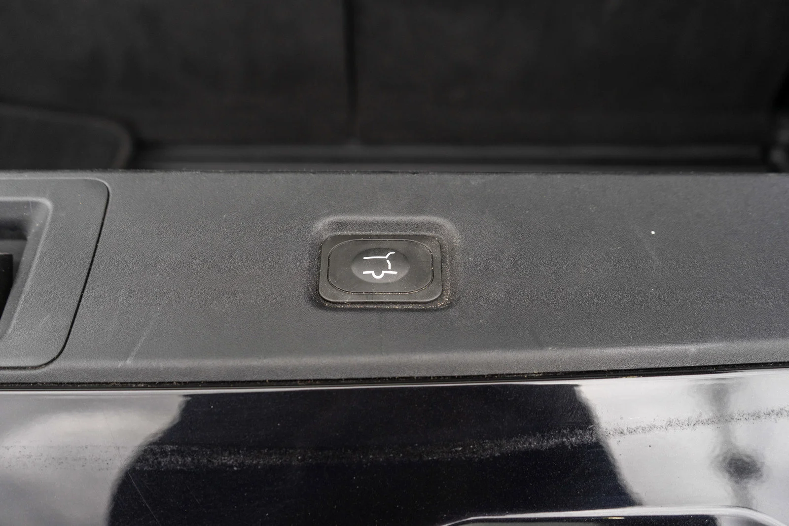 Used 2025 Black Metallic Ford Platinum image 10