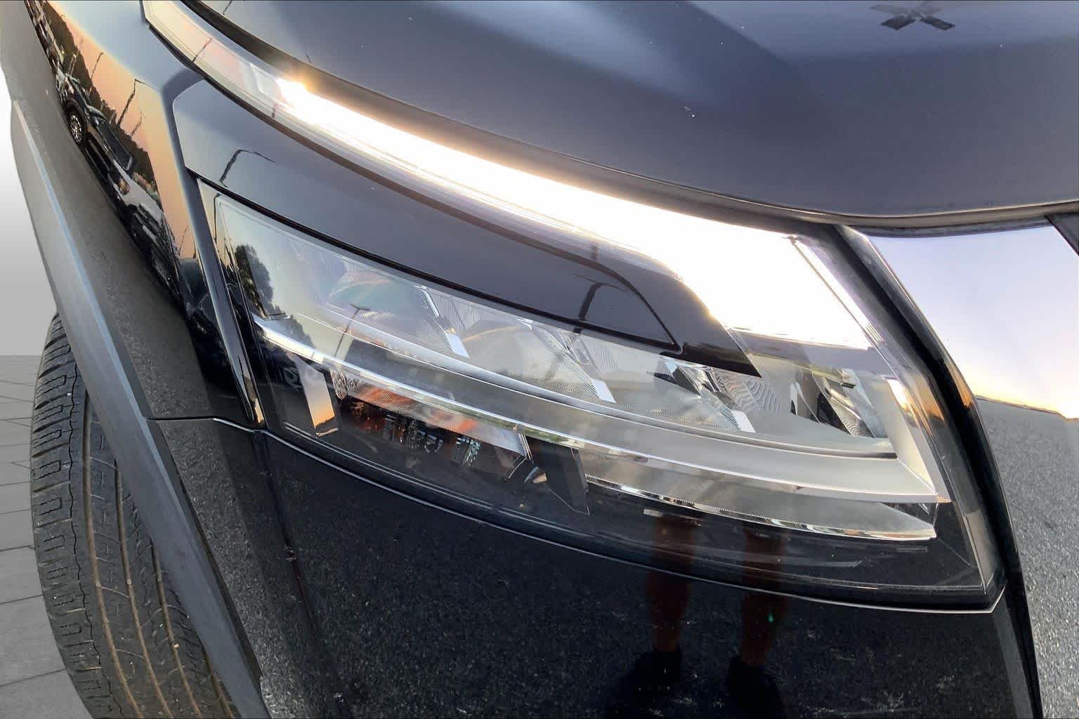 Used 2023 Super Black Nissan Platinum image 26