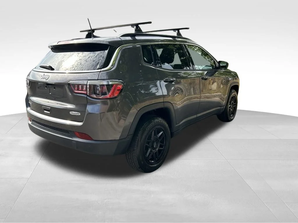 Used 2022 Gray Jeep Latitude image 5