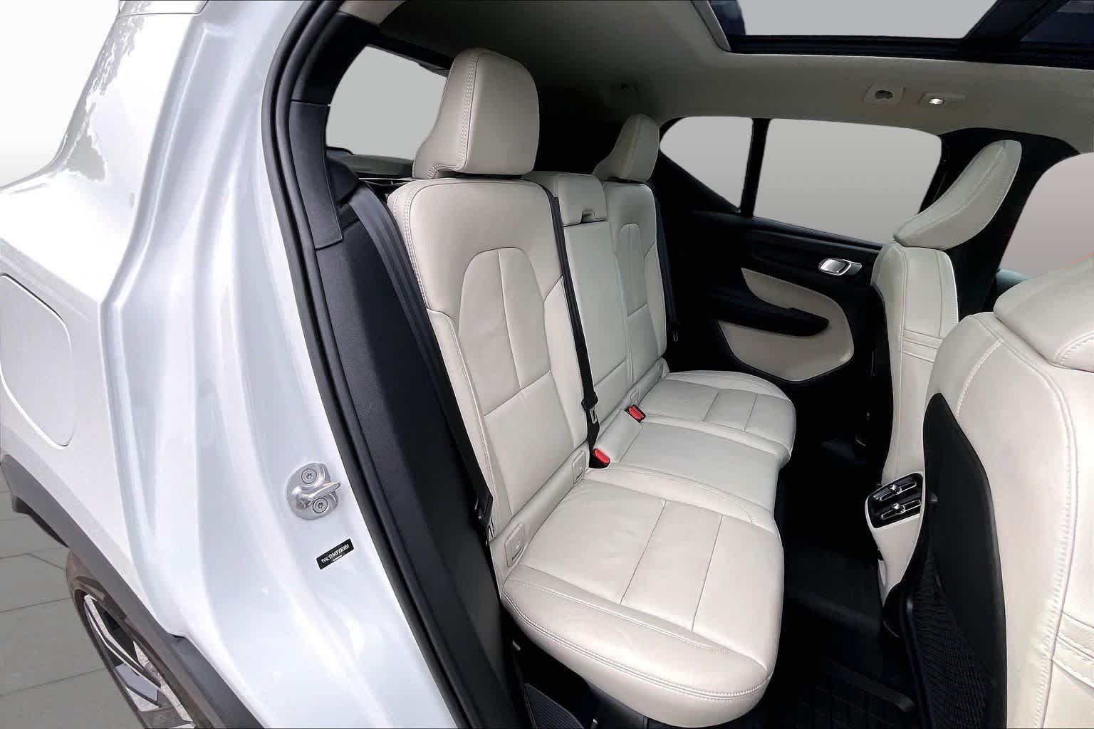 Used 2023 Crystal White Metallic Volvo Plus Dark Theme image 19