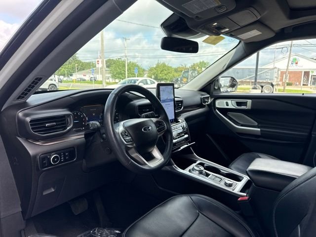 Used 2023 White Metallic Ford Limited image 9