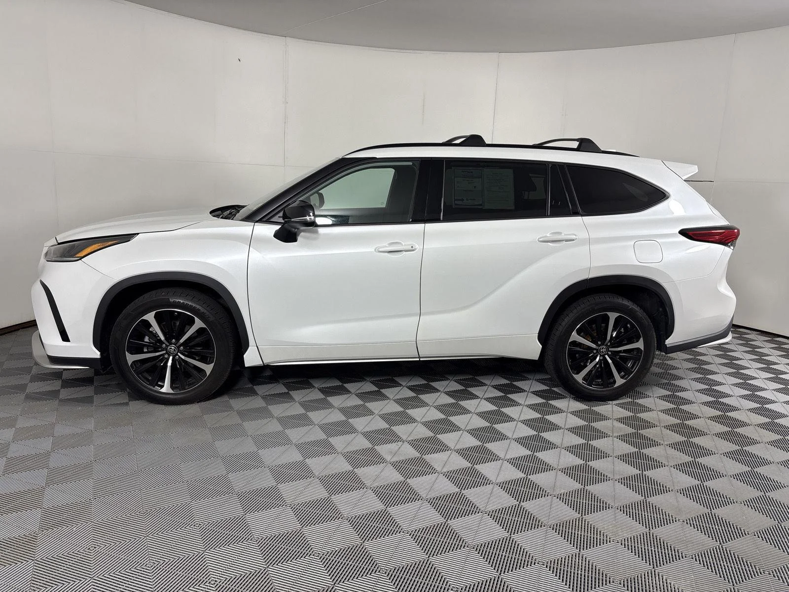 Used 2022 Wind Chill Pearl Toyota XSE image 12