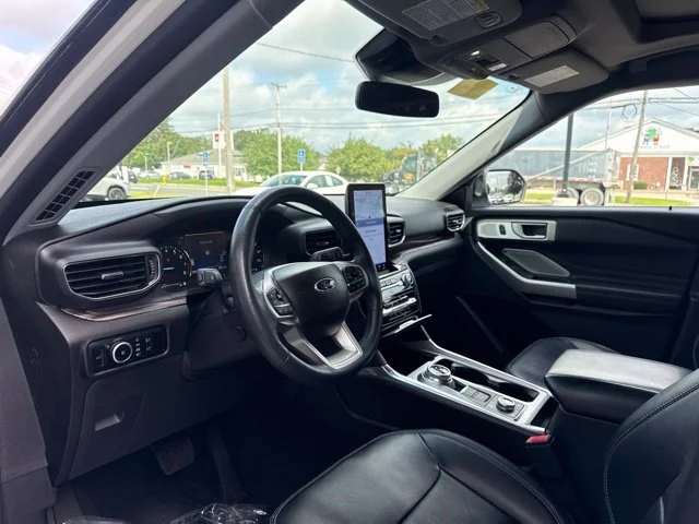 Used 2023 White Ford Limited image 9