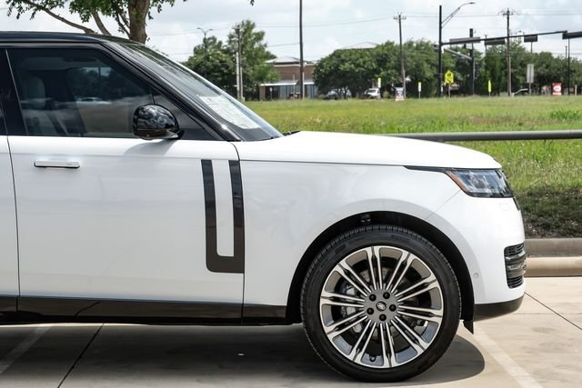 Used 2025 White Land Rover SE image 8