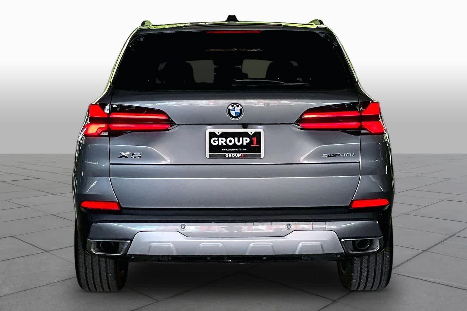Used 2026 Skyscraper Grey Metallic BMW sDrive40i image 4