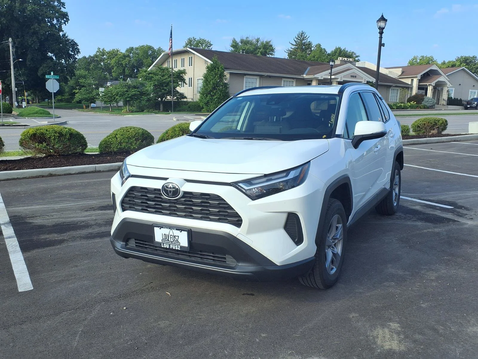 Certified Used 2025 Ice Toyota Hybrid XLE image 29