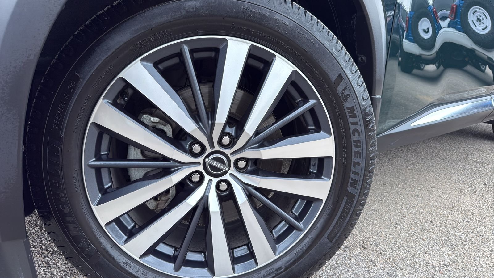Used 2022 Black Nissan Platinum image 29