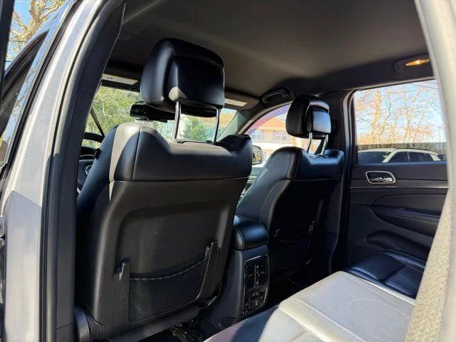 Used 2015 Silver Jeep Limited image 24