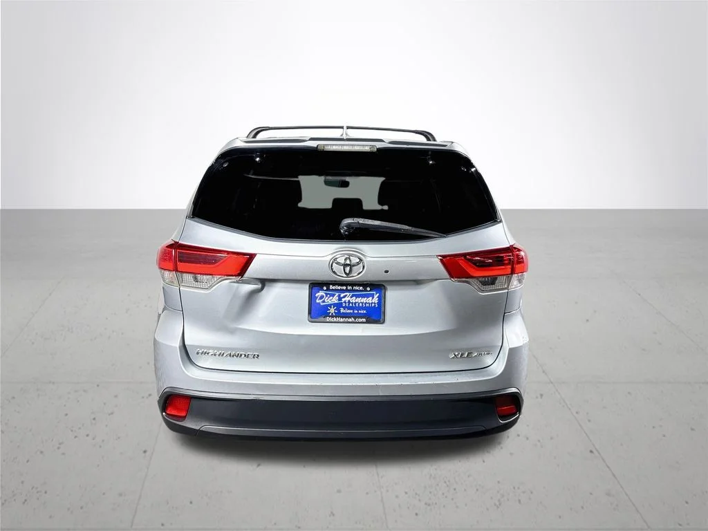 Used 2018 Silver Toyota XLE image 7