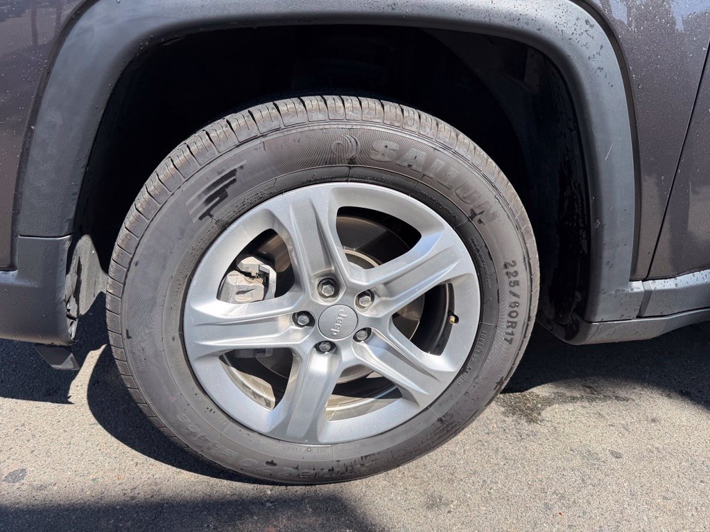 Used 2024  Jeep Latitude image 9