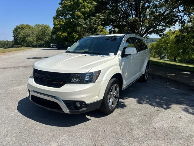 Used 2016 White Dodge Crossroad image 3