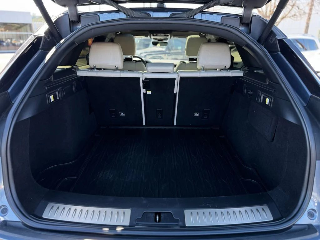 Used 2019 Byron Blue Metallic Land Rover SE R-Dynamic image 18