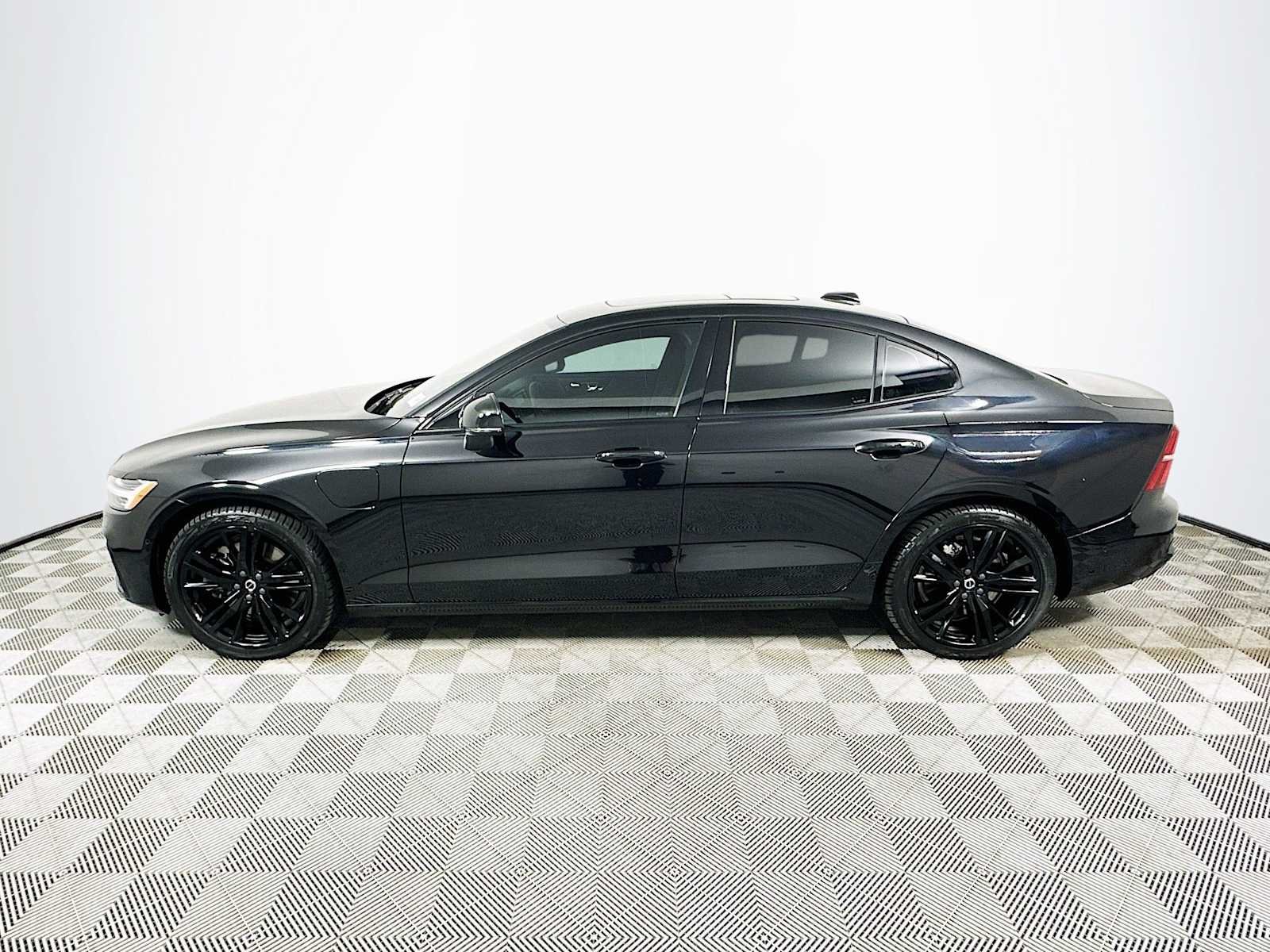 Certified Used 2023 Onyx Black Volvo Plus image 4