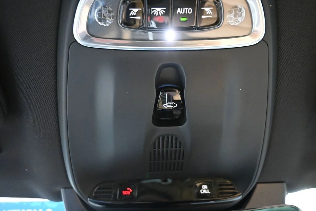 Certified Used 2017 Blue Volvo T6 Momentum image 23
