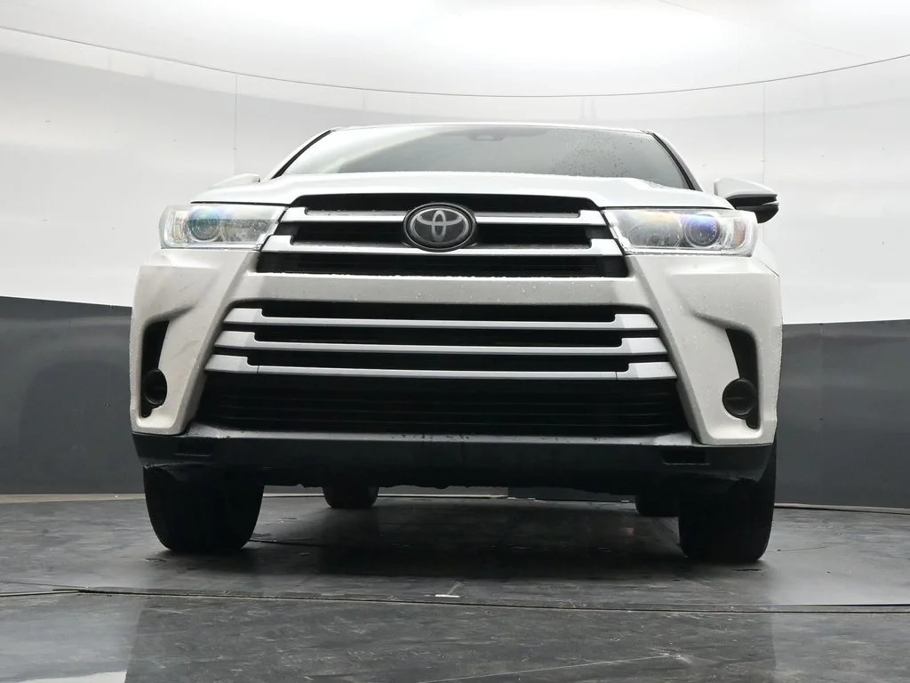 Used 2018 Blizzard Pearl Toyota LE image 28