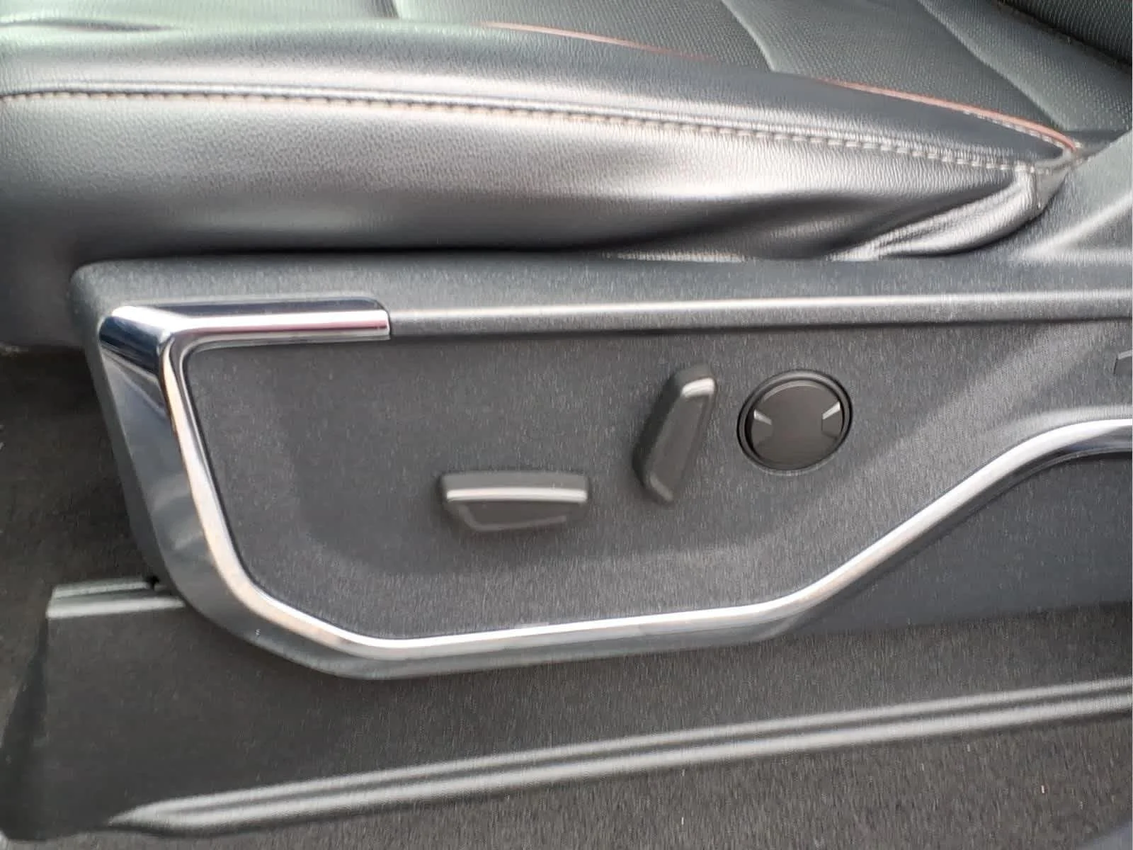 Used 2024 Agate Black Metallic Ford LARIAT image 19