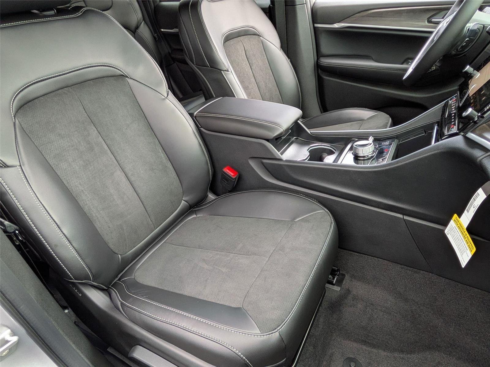 New 2026 Silver Zynith Exterior Paint Jeep Laredo Altitude image 36